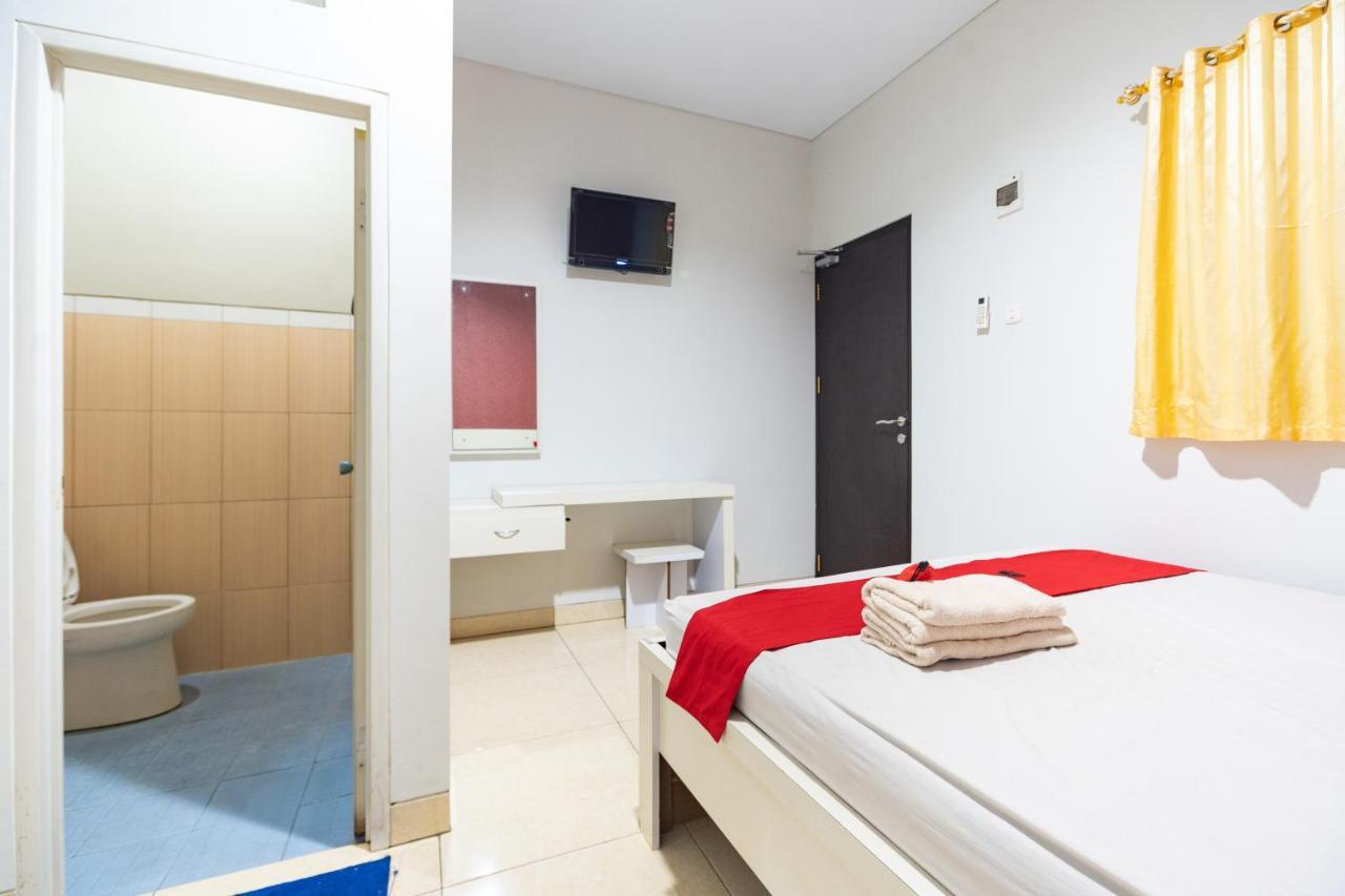 Reddoorz Plus @ Jalan Pumorow Manado Hotell Eksteriør bilde